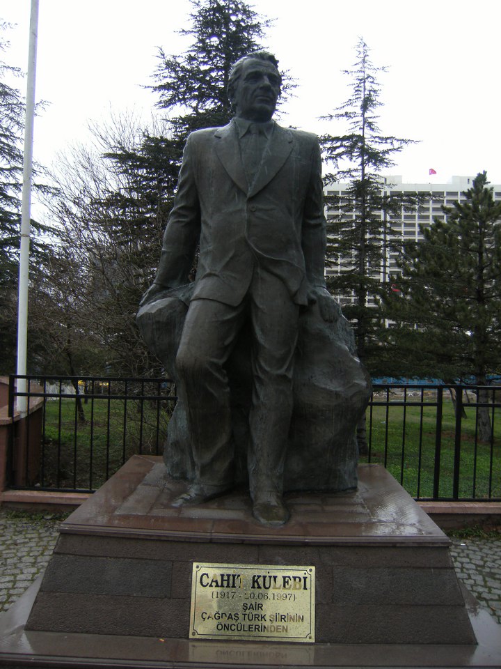 Cahit_Külebi_heykeli